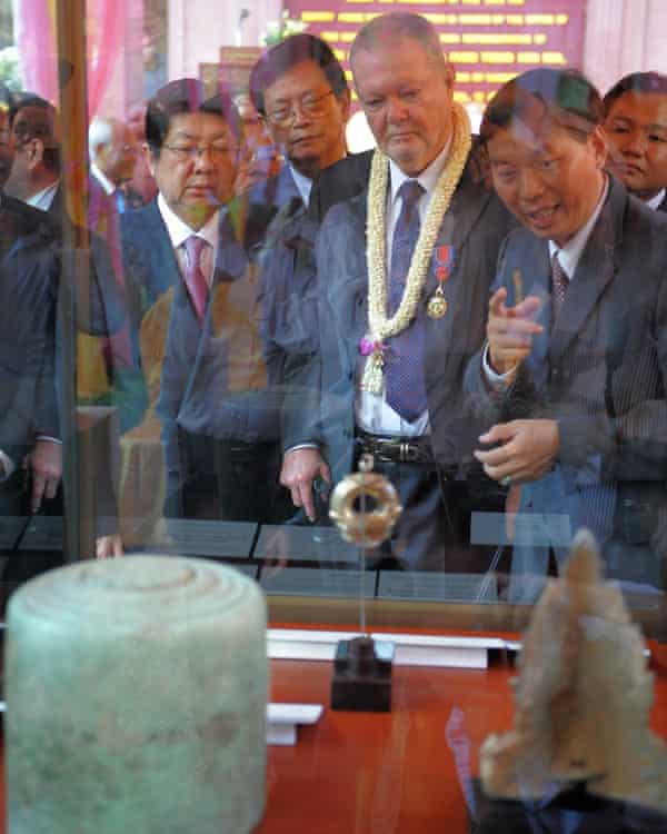 Douglas Latchford (centre) and senior Cambodian officials at a function at the National Museum of Cambodia in 2009.