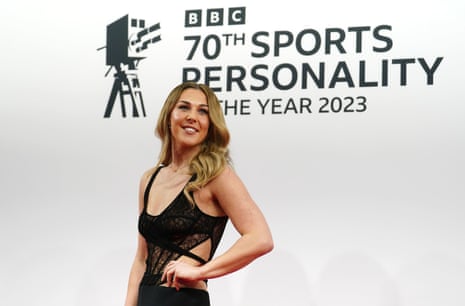 England and Manchester United goalkeeper Mary Earps is favorite to succeed her international team-mate Beth Mead as BBC Sports Personality of the Year.