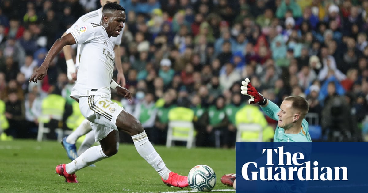 Vinícius Júnior and Mariano put Real Madrid top with Barcelona win