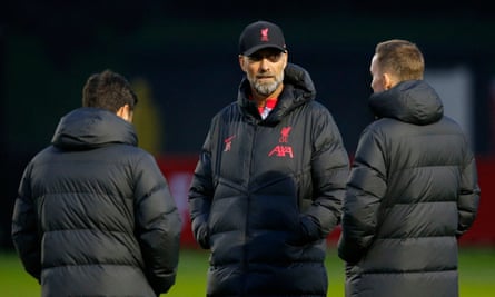 Jürgen Klopp (centro), en el entrenamiento del lunes, dijo: