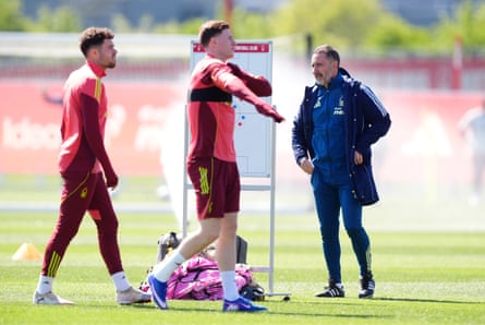 Vítor Pereira (right) gets ready to talk tactics with his players