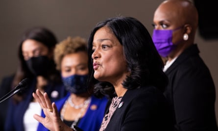 Pramila Jayapal y otros miembros del caucus progresista, fotografiados en diciembre de 2021