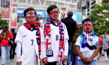 Cổ động viên trẻ Anh bên ngoài Wembley trước trận thua 0-1 của tuyển Anh trước Iceland.