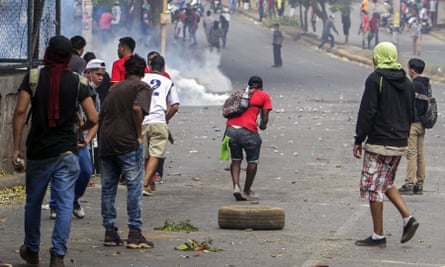 Students clash with riot police in Managua