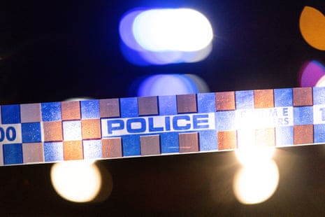 Policía investigando la escena del crimen