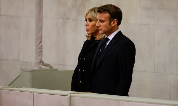Le président français Emmanuel Macron et son épouse Brigitte rendent hommage à la reine Elizabeth de Grande-Bretagne après sa mort lors de sa visite d'État au Westminster Hall de Londres.