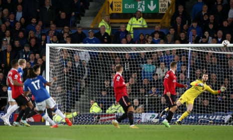 Alex Iwobi (3-L) puts the ball past keeper David de Gea (R) and opens the scoring
