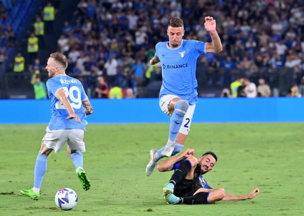 Milinkovic-Savic fights for the ball with Inter’s Roberto Gagliardini