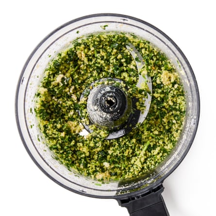 Felicity Cloake’s scallop St Jacques 07a – Flavour the breadcrumbs. Put the breadcrumbs (dried or dryish ones will crisp up better than fresh) in a food processor with the parsley, and whizz to a vibrant green (if you don’t have a machine, finely chop the two with a knife). Lift the garlic clove out of the butter and discard/eat, then stir the butter into the parsley breadcrumbs. Season.