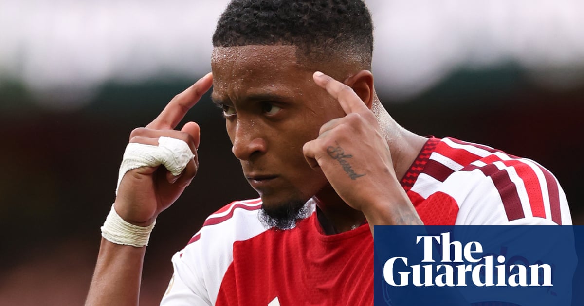 Ezri Konsa, bek tengah Arsenal, dalam laga Premier League