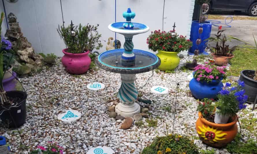 Randall Smith’s Florida front garden, in blue and white