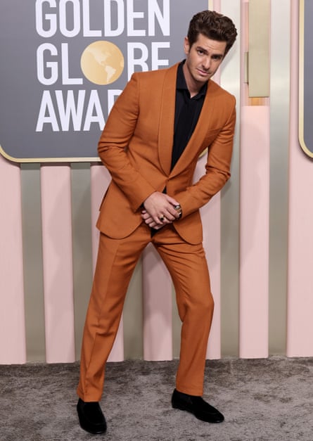 Andrew Garfield chooses the color orange at the Golden Globes.