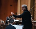 Conductor Semyon Bychkov leads a performance of Mahler with expressive gestures.