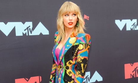 Taylor Swift keeps it cool and casual as she runs last minute