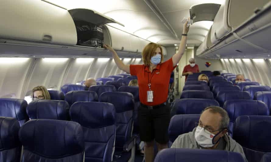 Un asistente de vuelo de Southwest Airlines prepara un avión con destino a Orlando, Florida, para partir en el Aeropuerto Internacional de Kansas City en mayo de 2020.
