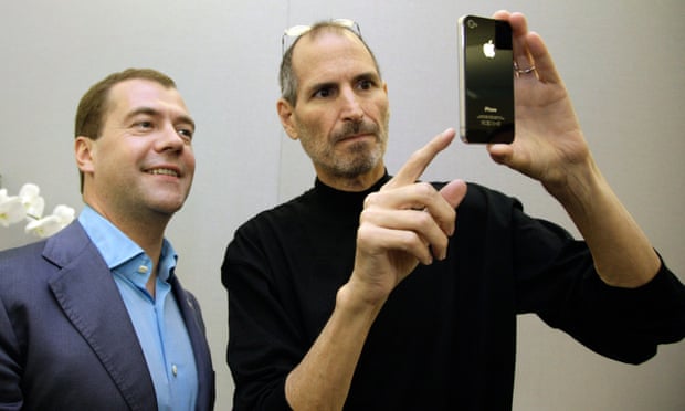 Steve Jobs muestra a Medvedev en el iPhone 4