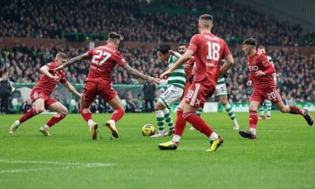 Reo Hatate marque le deuxième but du Celtic contre Aberdeen.