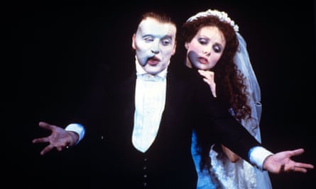 Michael Crawford et Sarah Brightman dans la comédie musicale The Phantom of the Opera à Londres en 1986. Christopher Tucker devait concevoir un masque permettant à Crawford de jouer et de chanter.