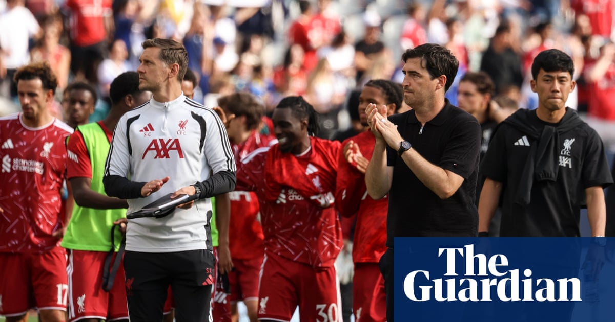 Andoni Iraola (thứ hai từ phải sang) vỗ tay cổ vũ người hâm mộ Liverpool sau khi chứng kiến đội bóng của ông để thủng lưới bốn bàn trong hiệp hai trận đấu với…