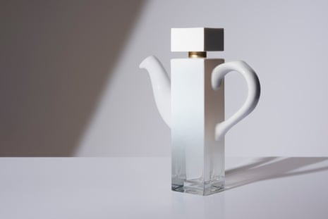 تصوير تركيبي شيشه عطر/قوري