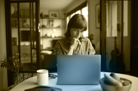 A young woman teleworking at the kitchen table