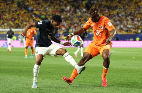 Gonzalo Plata and Emmanuel Agbadou get into a tangle.