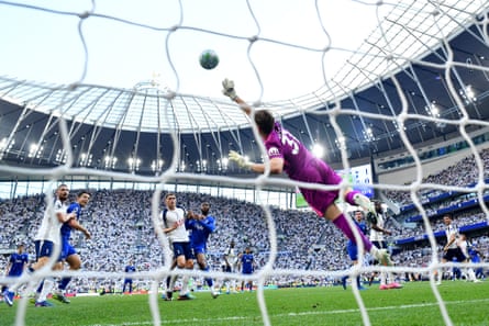 Antonin Kinsky dives for a spectacular late save