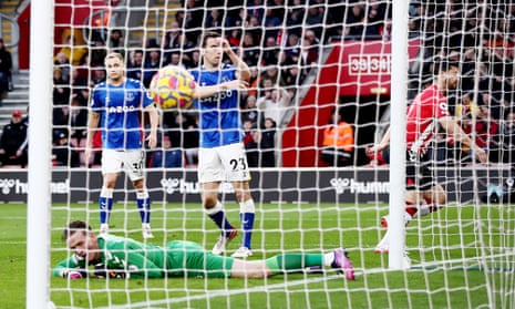 Shane Long scores Southampton’s second goal against Everton.