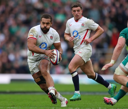 Ollie Lawrence runs with the ball against Ireland