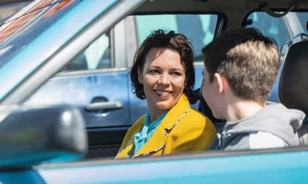 Olivia Colman dan Charlie Reed di dalam mobil di film Joyride