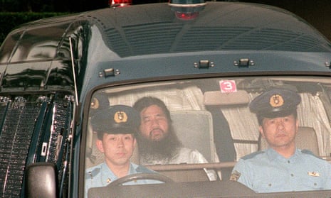 Shoko Asahara is transferred from Tokyo police headquarters to Tokyo District Court for questioning in 1995.