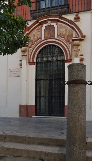 la entrada a la Institución Colombina en Sevilla, la actual sede de la biblioteca de Colón.