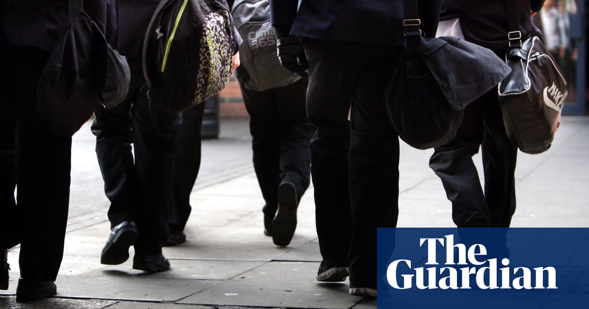 Behaviour adviser urges English schools to crack down on pupils’ vaping