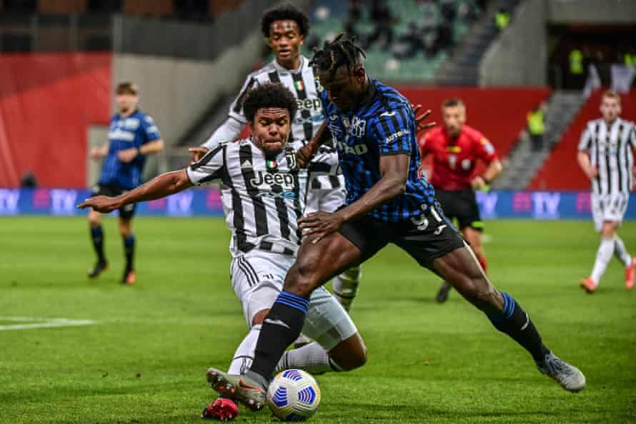 Weston McKennie tackles Atalanta’s Duván Zapata.
