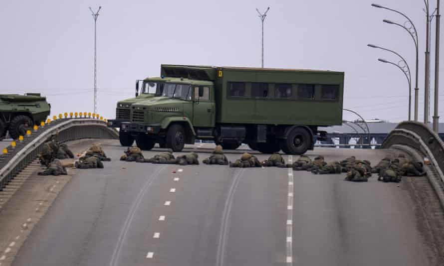 Ukrainian soldiers take position on a bridge over the Dnieper in Kyiv.