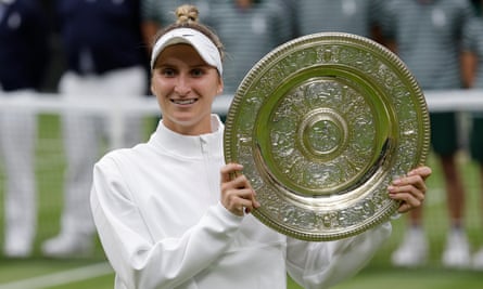 Marketa Vondrousova Wimbledon kupasını kaldırdı