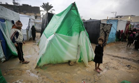 Palestinians take shelter in tents