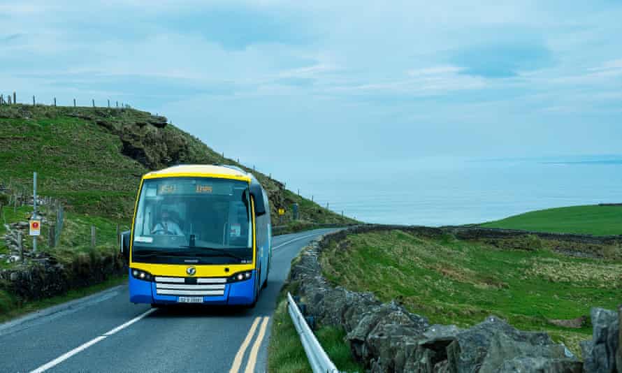 Bus 350 rijdt bergopwaarts bij de Cliffs of Moher.