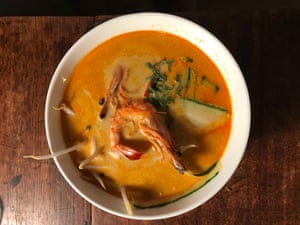 Tạp chí Olive có một công thức nhanh chóng bằng cách sử dụng bột laksa làm sẵn, đánh bông với thêm tỏi, gừng và ớt bột.