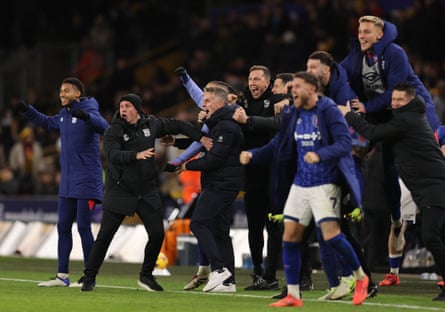 Kieran McKenna celebrates with his staff after Jack Taylor scored a late winner at Molineux