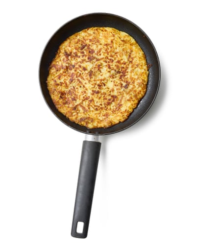 Felicity Cloake potato rosti 09a. 9 Добавете още мазнина и запържете отново. Сложете останалото масло и гъшата мазнина в горещия тиган и след като запържат, плъзнете картофената торта със светлата страна надолу обратно в тигана и c. Гответе още 10 минути или докато тази страна също стане златиста отдолу.