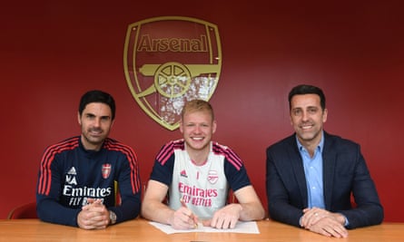 Aaron Ramsdale signs his new deal with Arsenal’s sporting director Edu and Mikel Arteta