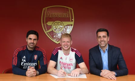 Aaron Ramsdale: ‘Arsenal bottled it? That’s just a quick, cheap narrative’ | Arsenal 1 Aaron Ramsdale signs his new deal with Arsenal’s sporting director Edu and Mikel Arteta