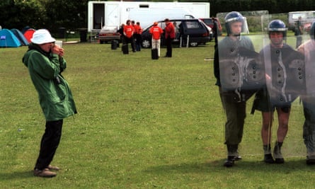 Deller during the filming of his 2001 re-enactment of The Battle of Orgreave.