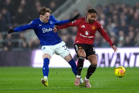 James Garner and Matheus Cunha battle for early possession.