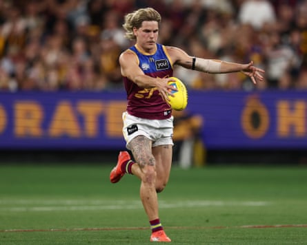 Will Ashcroft kicks the ball for Brisbane in an AFL preliminary final against Hawthorn