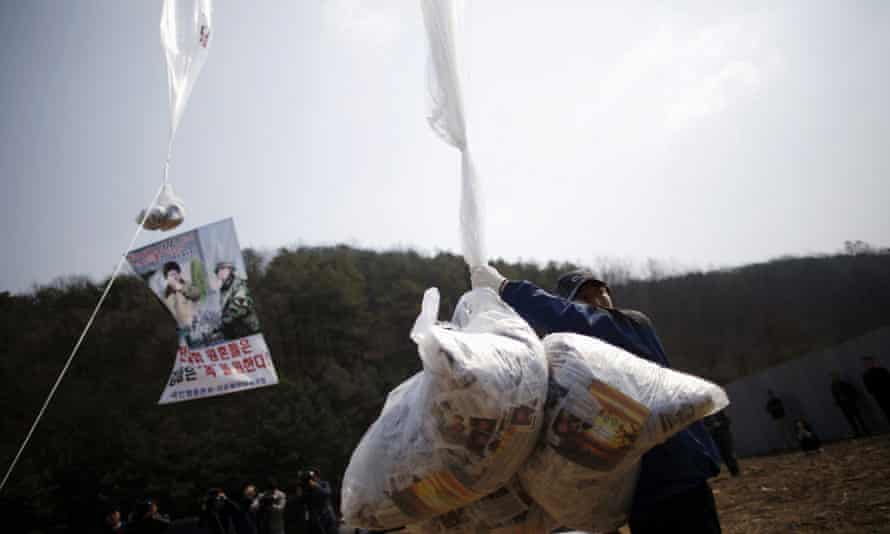 Park Sang-Hak holds a balloon containing leaflets denouncing North Korean leader Kim Jong-un in 2016