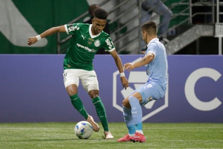 Estêvão of Palmeiras up against Axel Cabellos of Sporting Cristal during a Copa Libertadores group stage game in May 2025