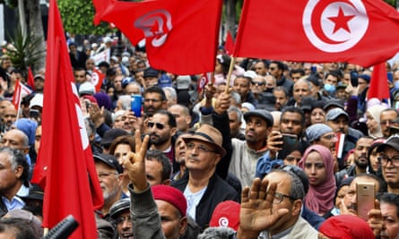 Tunezyjscy protestujący biorą udział w zeszłotygodniowym marszu w Tunisie przeciwko prezydentowi Kaisowi Saiedowi.