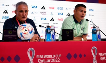 L'entraîneur brésilien Tite (à gauche) aux côtés du capitaine Thiago Silva discute de la rencontre des huitièmes de finale de lundi avec la Corée du Sud.